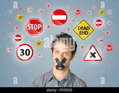 Jeune homme avec la bouche ou collés et les feux de circulation Banque D'Images