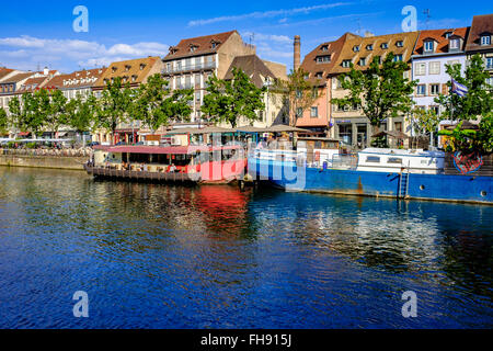 Bar et restaurant flottant chalands amarrés au quai des Pêcheurs' 'quai des pêcheurs, Strasbourg, Alsace, France Banque D'Images