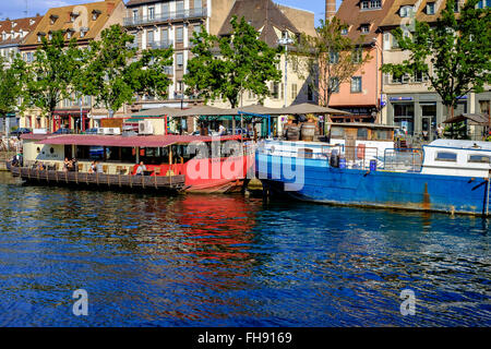 Bar et restaurant flottant chalands amarrés au quai des Pêcheurs' 'quai des pêcheurs, Strasbourg, Alsace, France Banque D'Images