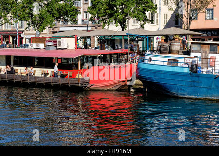 Bar flottant et barges-restaurants amarrés au quai des pêcheurs 'Quai des pêcheurs', Strasbourg, Alsace, France, Europe Banque D'Images