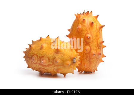 Ensemble de fruits frais mûrs kiwano sur fond blanc Banque D'Images