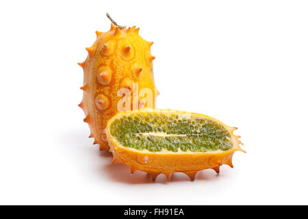 Ensemble et la moitié des fruits frais kiwano sur fond blanc Banque D'Images