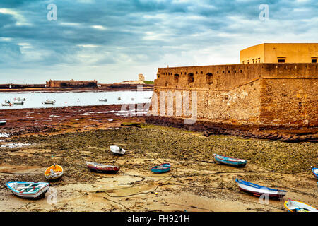 Vue de la plage de La Caleta à Cadix, avec le château de Santa Catalina en premier plan et le château de San Sebastian dans le bac Banque D'Images