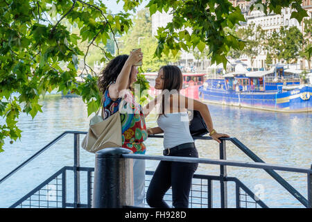 2 femmes en selfie, Strasbourg, Alsace, France, Europe Banque D'Images