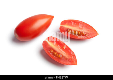 Ensemble et la moitié des tomates italiennes fraîches sur fond blanc Banque D'Images