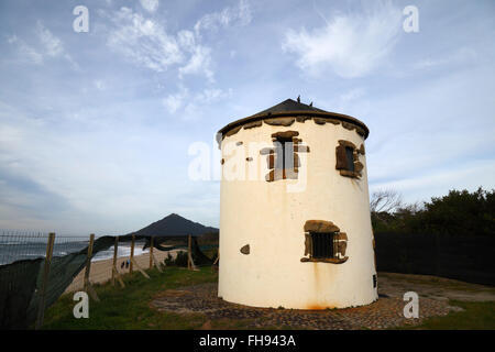 Ancien moulin à vent sur côte à Praia de Moledo , près de Caminha, la province du Minho, au nord du Portugal Banque D'Images