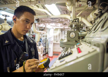 Un rapport sur les ingénieurs à bord de l'USS Farragut, qui fait partie du CSG 12, détaillant leurs rôles et contributions pendant les opérations, y compris leur participation à la lutte contre l'EIIL Banque D'Images