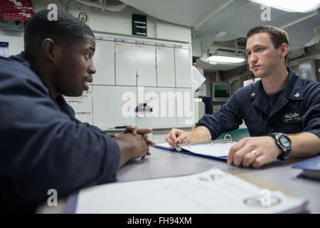 Un rapport militaire sur les opérations de l'USS Farragut, documentant les activités au cours des missions de la 5e flotte américaine, y compris les opérations de combat. Banque D'Images