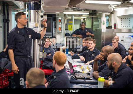 Un rapport sur les opérations de l'USS Farragut, y compris son implication dans la lutte contre l'EIIL, la formation à la sécurité et les opérations menées par le CSG 12. Banque D'Images