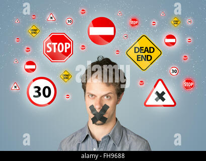 Jeune homme avec la bouche ou collés et les feux de circulation Banque D'Images