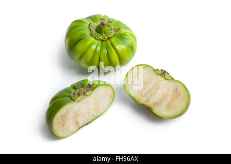 Ensemble et la moitié des matières premières fraîches aubergines Ethiopean isolé sur fond blanc Banque D'Images