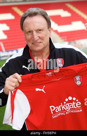 Neil Warnock est dévoilé comme nouveau manager de Rotherham United pour le reste de la saison 2015/2016 Banque D'Images