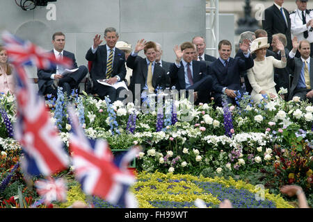 Princes Andrew, Charles, William et Harry avec Peter Phillips, la comtesse de Wessex et de l'île de regarder un spectacle spécial marquant la reine Elizabeth II, Jubilé d'or qui a eu lieu à l'extérieur de Buckingham Palace. Célébrations ont eu lieu dans tout le Royaume-Uni avec l'élément central d'un défilé et feu d'artifice au palais de Buckingham, la reine résidence Londres. La reine Elizabeth monta sur le trône britannique en 1952 à la mort de son père, le Roi George VI. Banque D'Images