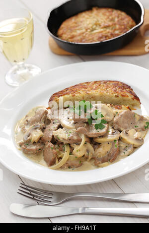 Style Zurich blanquette de veau et de pommes de terre rôties, la cuisine suisse Banque D'Images