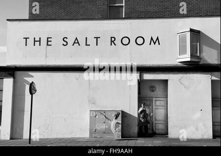 Le chef prend une pause cigarette à l'extérieur de la salle de sel Restaurant sur le front de mer de Brighton, à l'hôtel Hilton Metropole Hotel Sussex UK Banque D'Images