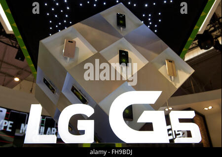 Barcelone, Espagne. Feb 23, 2016. Le stand de LG Electronics est perçu comme son nouveau smartphone, le LG G5, est présenté au Mobile World Congress à Barcelone, Espagne, 23 février 2016. © Lino De Vallier/Xinhua/Alamy Live News Banque D'Images