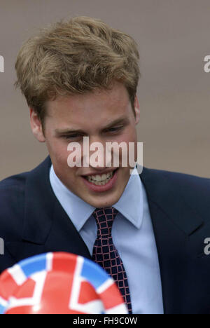 Le prince William salue des sympathisants à la foule dans le centre commercial avant un concours spécial marquant la reine Elizabeth II, Jubilé d'or qui a eu lieu à l'extérieur de Buckingham Palace. Célébrations ont eu lieu dans tout le Royaume-Uni avec l'élément central d'un défilé et feu d'artifice au palais de Buckingham, la reine résidence Londres. La reine Elizabeth monta sur le trône britannique en 1952 à la mort de son père, le Roi George VI. Banque D'Images