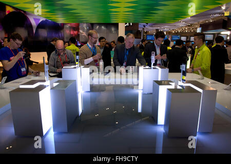 Barcelone, Espagne. Feb 23, 2016. Le stand de LG Electronics est perçu comme son nouveau smartphone, le LG G5, est présenté au Mobile World Congress à Barcelone, Espagne, 23 février 2016. © Lino De Vallier/Xinhua/Alamy Live News Banque D'Images