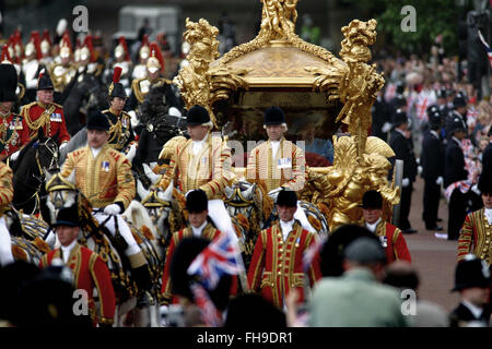 La reine Elizabeth II s'écarte de Buckingham Palace, sur son parcours cérémonial par Londres à la cathédrale St Paul où elle a assisté à un service d'action de grâce pour célébrer son Jubilé d'or. Célébrations ont eu lieu dans tout le Royaume-Uni avec l'élément central d'un défilé et feu d'artifice au palais de Buckingham, la reine résidence Londres. La reine Elizabeth monta sur le trône britannique en 1952 à la mort de son père, le Roi George VI. Banque D'Images