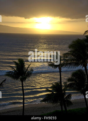 22 févr. 2016 - Lahaina, Hawaii, United States of America - La lumière du soleil se reflète sur l'océan Pacifique quelques instants avant le coucher du soleil à partir de la plage de Kaanapali, Maui, Hawaii à l'ouest en direction de Lanai, l'une des autres îles Hawaïennes, le lundi 22 février 2016..Credit : Ron Sachs / CNP (Image Crédit : © Ron Sachs/CNP via Zuma sur le fil) Banque D'Images