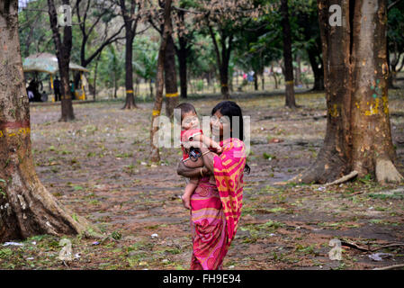 Dhaka, Bangladesh. 24 Février, 2016. Citoyens bangladeshis sont à pied dans le parc après sohrawardi en grêle la capitale du Bangladesh. Plus de 30 peuples autochtones sont blessés pour les poids lourds de grêle à Dhaka, au Bangladesh. Mamunur Rashid/crédit : Alamy Live News Banque D'Images