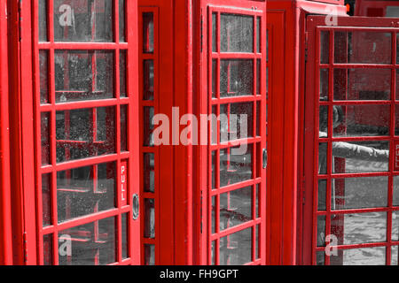 Près de la cabine téléphonique rouge Banque D'Images