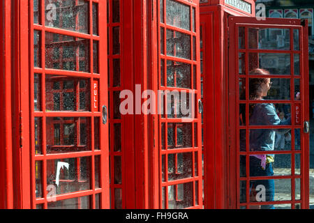 Près de la cabine téléphonique rouge Banque D'Images