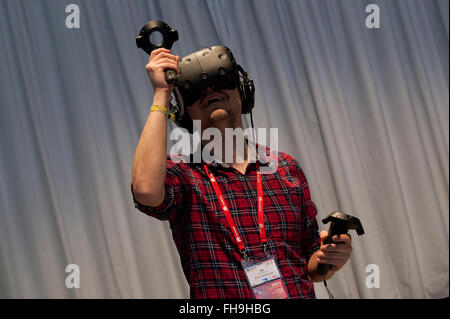 Barcelone, Espagne. Feb 23, 2016. Un participant tente l'expérience virtuelle VIVE HTC au Mobile World Congress à Barcelone, Espagne, 23 février 2016. Le Mobile World Congress (MWC), le plus important événement de communication mobile dans le monde, a ouvert ses portes à Barcelone lundi. © Lino De Vallier/Xinhua/Alamy Live News Banque D'Images