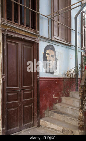 Image de Che Guevara sur mur d'immeubles à appartements à La Havane, Cuba, Antilles, Caraïbes, Amérique Centrale Banque D'Images