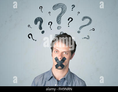 Jeune homme avec la bouche collée et symboles d'interrogation Banque D'Images