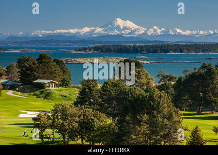 Club de golf Victoria et le mont Baker en arrière-plan sur la belle journée d'hiver ensoleillée-Victoria, Colombie-Britannique, Canada. Banque D'Images