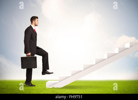 Personne d'affaires grimper sur l'escalier blanc dans la nature Banque D'Images