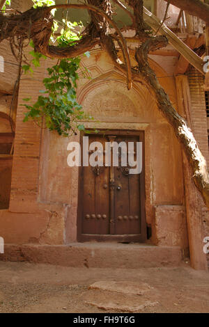 Vieille porte en bois dans le village Abyaneh, près de Kashan, Iran Banque D'Images