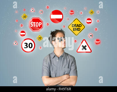 Jeune homme avec des yeux collés et les feux de circulation Banque D'Images