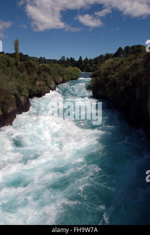 cascade-de-huka-fleuve-waikato-taupo-le-du-nord-waikato-nouvelle