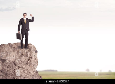 Vendeur heureux sur la falaise dans le pays Banque D'Images