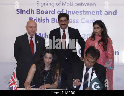 Le ministre des Finances et de l'énergie Murad Syed Ali Shah et la Haut Commissaire adjoint à Karachi John UN Tucknott ont assisté à la signature de l'entente entre le Conseil d'investissement et de Sindh, Centre d'affaires britanniques le mercredi 24 février, 2016. Banque D'Images