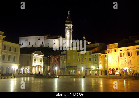 Piran la nuit, place principale Tartinijev trg et Cathédrale de St George, la Slovénie Banque D'Images