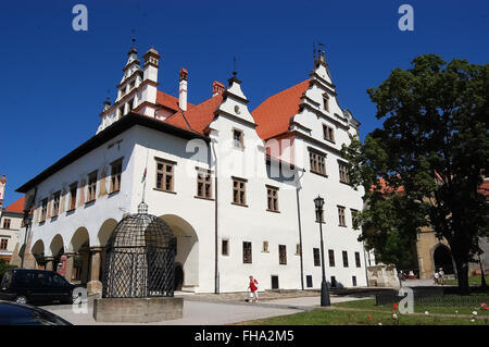 Levoca, Presov, Slovaquie - août 06, 2013 : Ancien bâtiment historique et l'église sur la place centrale à Levoca, Slovaquie. Banque D'Images