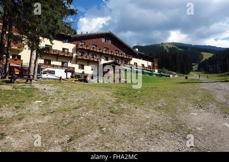 Jasna resort, les Basses Tatras, Slovaquie - août 05, 2013 : Avis sur l'hotel Druzba, route Biela mis et mont Chopok de l'été, Jasna. Banque D'Images