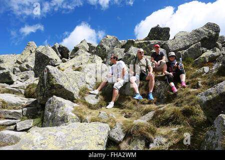 Jasna resort, les Basses Tatras, Slovaquie - août 05, 2013 : les touristes sur la montagne Chopok dans les Basses Tatras de l'été avec ciel bleu et Banque D'Images