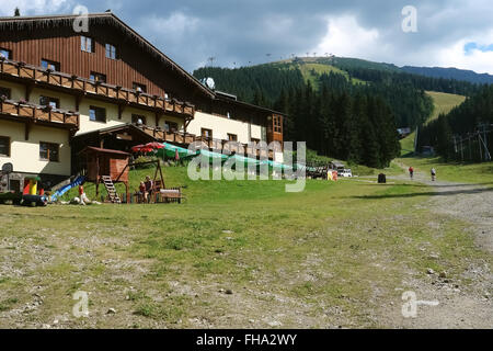 Jasna resort, les Basses Tatras, Slovaquie - août 05, 2013 : Avis sur l'hotel Druzba et mont Chopok de l'été, Jasna resort de Basses Tatras. Banque D'Images