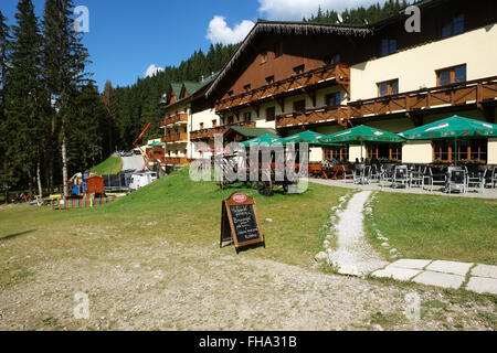 Jasna resort, les Basses Tatras, Slovaquie - août 05, 2013 : Hotel Druzba avec restaurant de l'été à Jasna resort dans les Basses Tatras, Banque D'Images