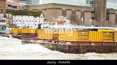 Remorqueur tirant deux barges conteneurs jaune contenant sur Tamise Banque D'Images