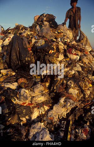 Le travail des enfants, les cueilleurs de trier les déchets recyclables trouver comme un moyen de survie à la Métropolitaine en décharge de Jardim Gramacho ('Aterro do Metropolitano de Jardim Gramacho ) dans la région de Duque de Caxias ville, l'une des plus grandes décharges du monde, fermé en juin 2012 après 34 années d'activité lorsqu'elle a reçu la plupart des déchets produits au Rio de Janeiro ville - il a été lancé sur une zone humide écosensible dans les années 70, à côté de la baie de Guanabara. Banque D'Images