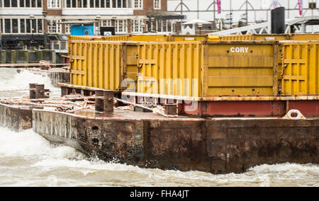 Remorqueur tirant deux barges conteneurs jaune contenant sur Tamise Banque D'Images