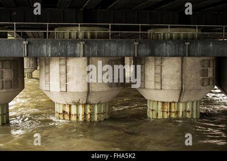 Colonnes de soutien du pont de la rivière de Banque D'Images