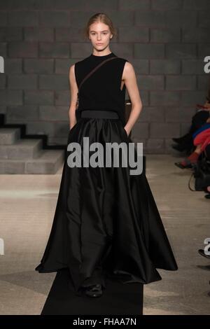 Amanda Wakeley Catwalk à la London Fashion Week AW16, LFW AW16. 23/02/2016 Banque D'Images