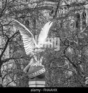 Statue de l'aigle doré avec talons) balle avec Ministère de la défense au sol à l'arrière du bâtiment Banque D'Images