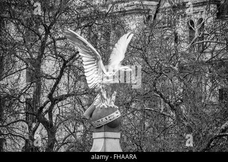 Statue de l'aigle doré avec talons) balle avec Ministère de la défense au sol à l'arrière du bâtiment Banque D'Images